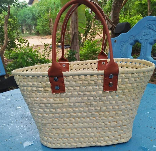 Open weave natural market basket with snap handles by Magampura Handicrafts, reference A11
