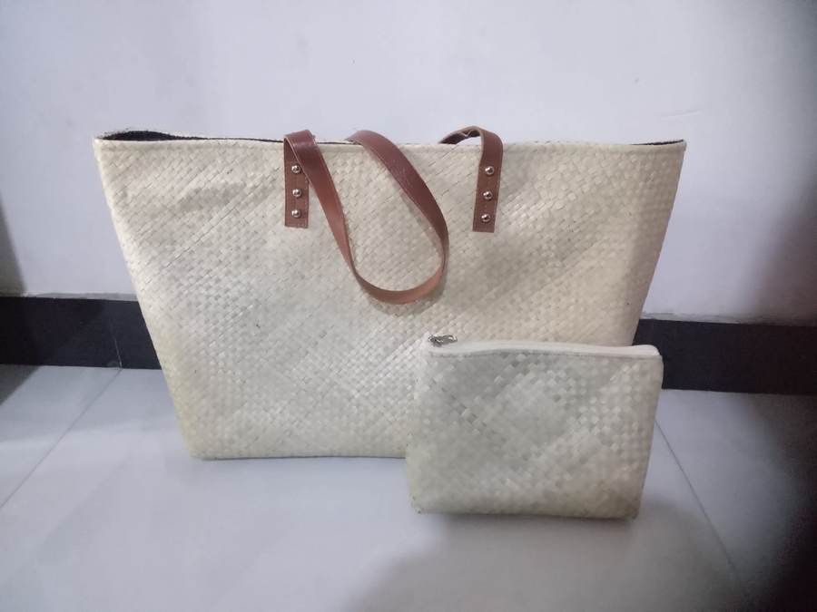 Natural woven tote with matching zip pouch by Magampura Handicrafts, reference A6