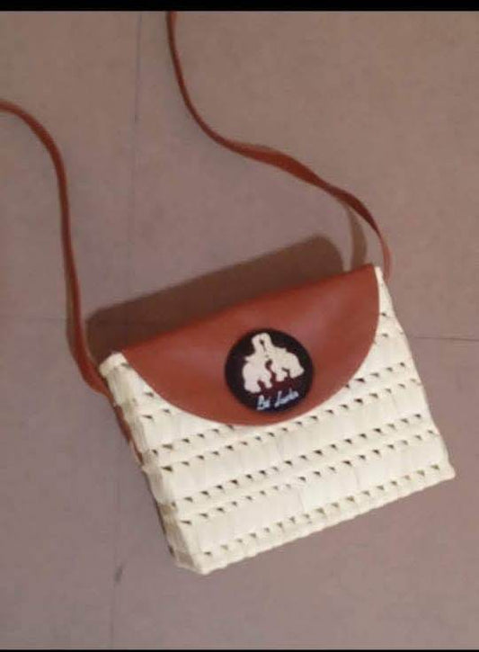 Natural woven flap crossbody with medallion detail by Magampura Handicrafts, reference B2